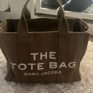 THE TOTE BAG  - Säljer nu min mörk gröna väska THE TOTE BAG/MARC JACOBS. Köpte den förra våren på Jackie i butik då nypriset var 3000kr. Den har inga skador eller annat. Använt ett par gånger men som ny.  Finns material som har följt me som axelrem till.