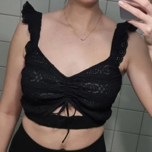 Linne BikBok - Svart spetslinne från Bikbok i storlek M, resår i rygg. Endast testad.