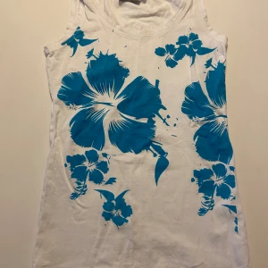 Gulligt linne/top - Super gulligt linne från tribute inför sommaren! Säljer för att den Inge riktigt är min stil längre. Storlek xs och är ganska lång på längden. Som i nysick!💕