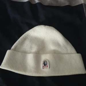 Parajumper mössa - Skick 8/10 inte använd 