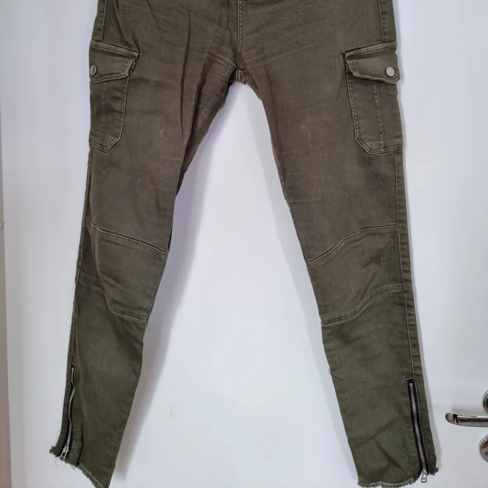 Midwaist, Militärgröna jeans (stretchiga) från Bershka i storlek 38. Fint skick.. Jeans & Byxor.