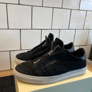 Arigato Clean 90 Zip - Tjena. Säljer nu mina Arigato Clean 90 Zip i svart mocka. De är i storlek 44. Skicket är 8/10, bra skick. Nypris är 2000 men säljer för endast 800 kr. Allt till skorna medföljer, box, skopåse och Arigato klistermärken. Hör av er vid frågor!