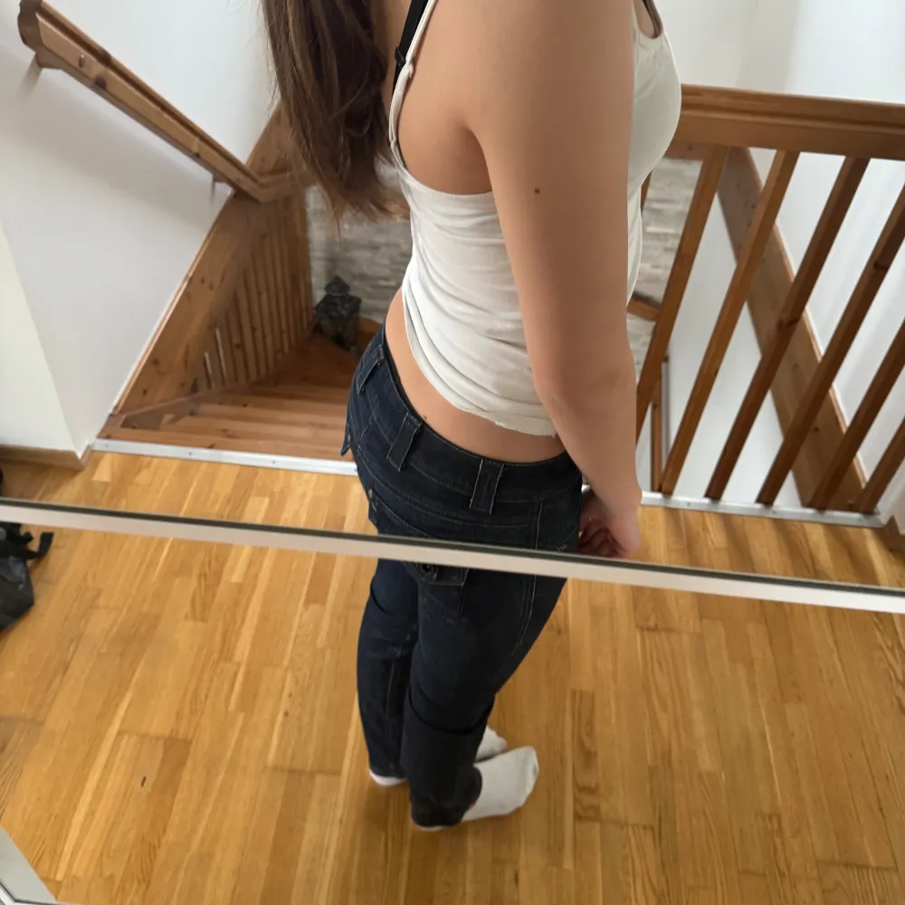 Säljer dessa low waist jeans ifrån ”EEC by espirit som är i färgen mörkblå!. Jeans & Byxor.