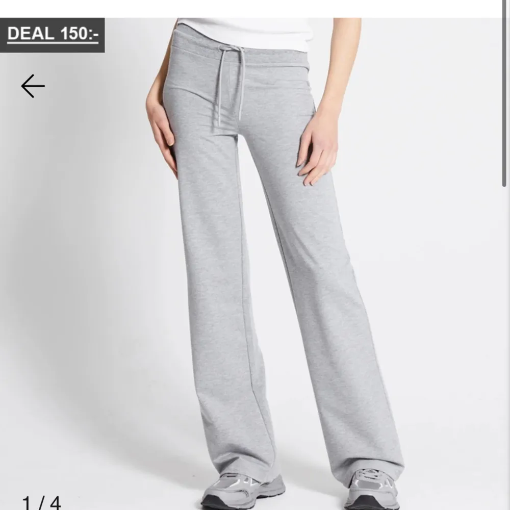 Säljer de snygga lågmidjade byxorna från lager 157, hör av er vid frågor . Jeans & Byxor.