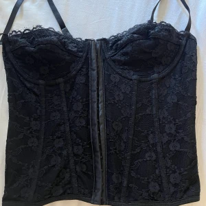 Korsett - Snygg korsett topp i svart spets i storlek S🖤korsad rygg, utan ilägg, justerbara band🖤oandvänd med prislapp kvar