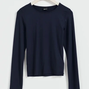 Basic tröja  - Använd 2-5 gånger, bra skick, köpt för 200kr💕