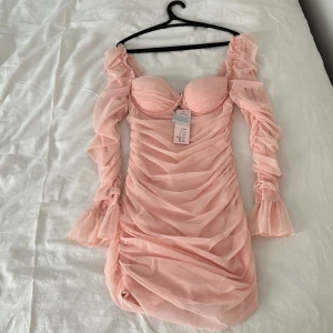  Klänningar/shorta  - 300kr för klänningarna, 100kr för skjortan. 