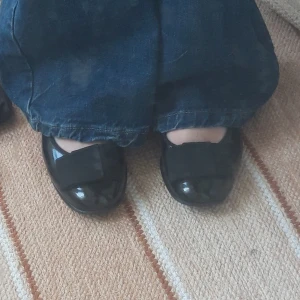 Ballerina skor - Säljer då dom är för stora till mig💕 Strl 5 vilket motsvarar 38. Lite tecken på användning på sulan men inget på utsidan💕 Kan sänka priset!