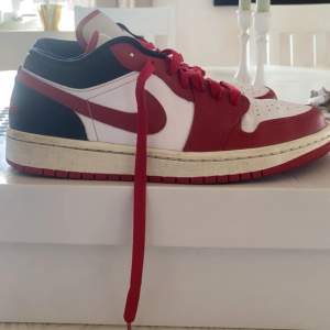 Röda Jordan skor köpta för ca 1 år sen men blivigt använda 2 ggr pga för små❤️ Är i bra skick❤️ Skriv för fler bilder eller om intresse,Priset kan diskuteras