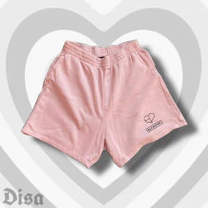 blackpink shorts - mjukisshorts med blackpinks logga. bra skick. PÄLSDJUR I HEMMET!