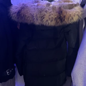 Parajumper - Hej! Säljer min Parajumper i storlek xxs som är i bra skick använt en vinter. Säljer jackan pågrund av att den har blivit för liten och att det inte riktigt är min stil längre!