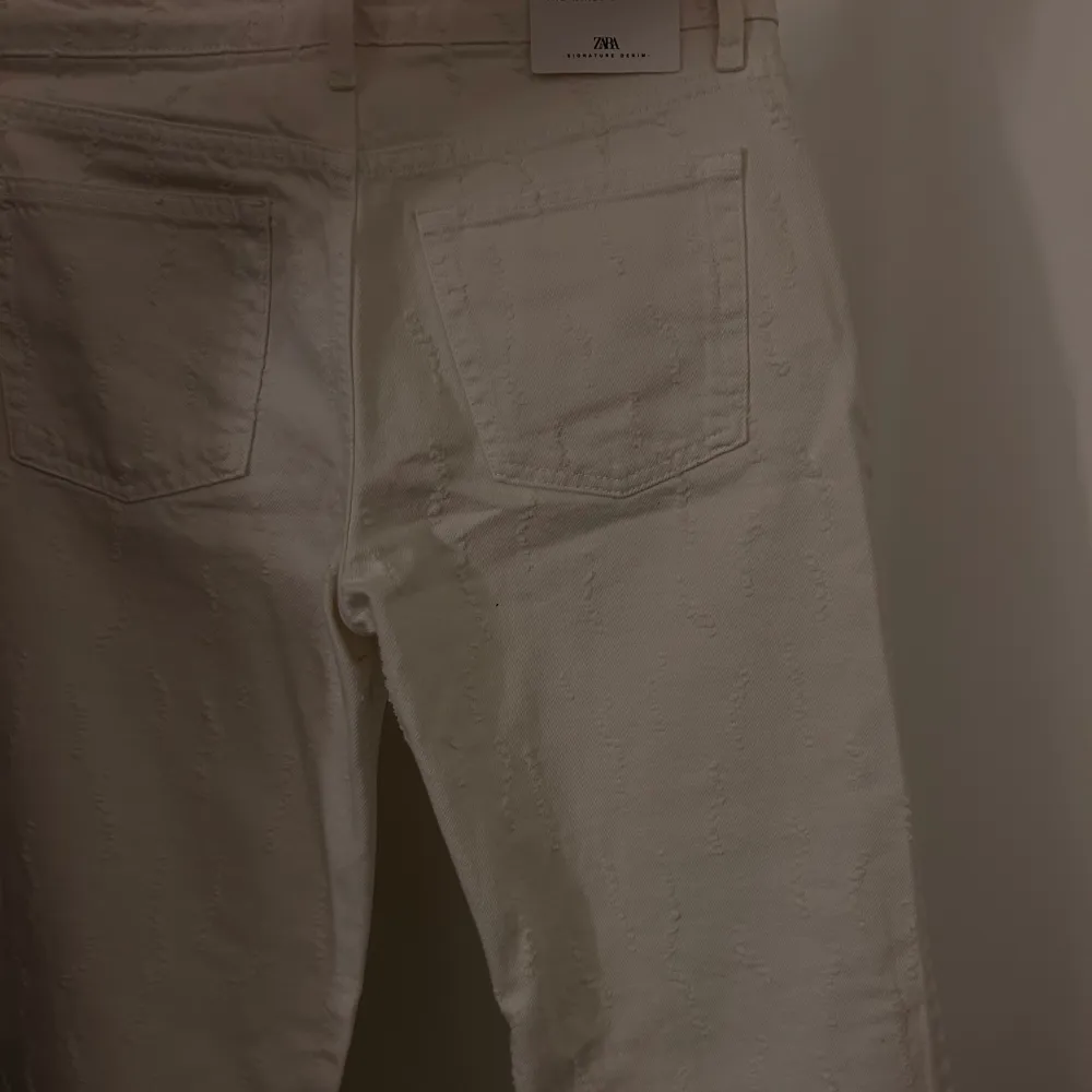 Fina vita jeans från zara med detaljer. Helt oanvända prislapp är kvar som ni ser på bilderna. Skulle säga att dom är lite små i storlek. . Jeans & Byxor.