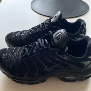 Nike Tn skor - Säljer ett par Nike Tn för bra pris pågrund av att de är för små för mig. Pris kan diskuteras vid snabb affär. 