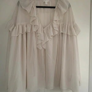 Söt blus  - Säljer denna super söta blus från hm då den tyvärr inte kommer till användning💕