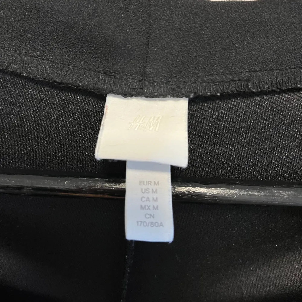 Byxa med bootcut, inte jätteutsvängda. Har en tight passform, storlek M men passar nog även en S. Långa i benen. Använda ett fåtal gånger, nyskick.. Farkut & Housut.