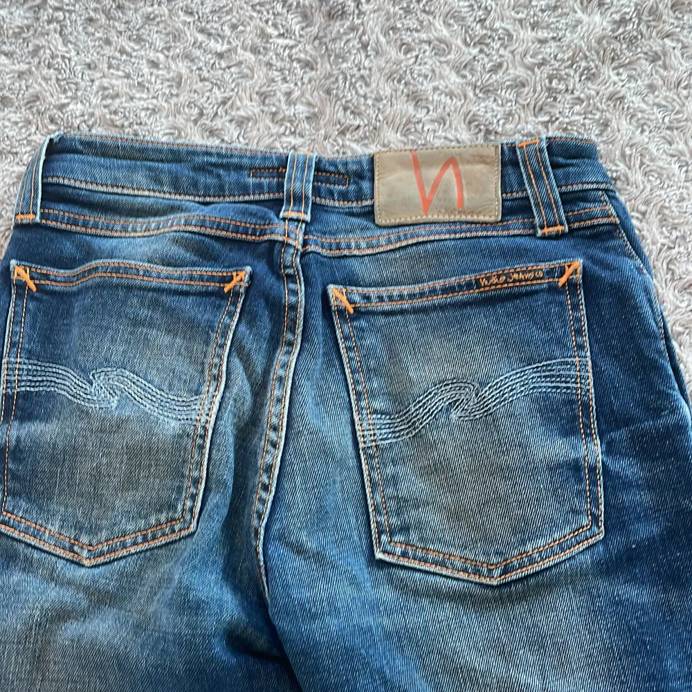 Säljer dessa sjukt feta nudie jeans i skick 9.5/10! Dem är en fin urtvätt och en skön passform!. Jeans & Byxor.
