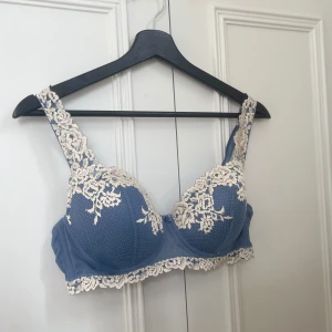 Bh med spets  - Bh ifrån Intimissimi, använd ett fåtal gånger.  Nypris 499kr