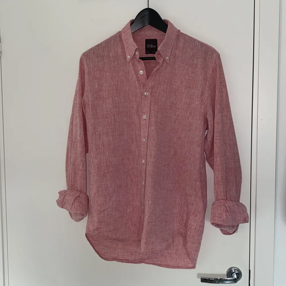 Röd/Rosa linneskjorta från Oscar Jacobsson. Jättefint skick och kvalitet.. Skjortor.