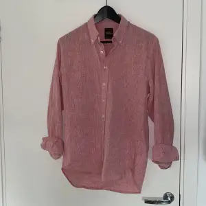 Röd/Rosa linneskjorta från Oscar Jacobsson. Jättefint skick och kvalitet.