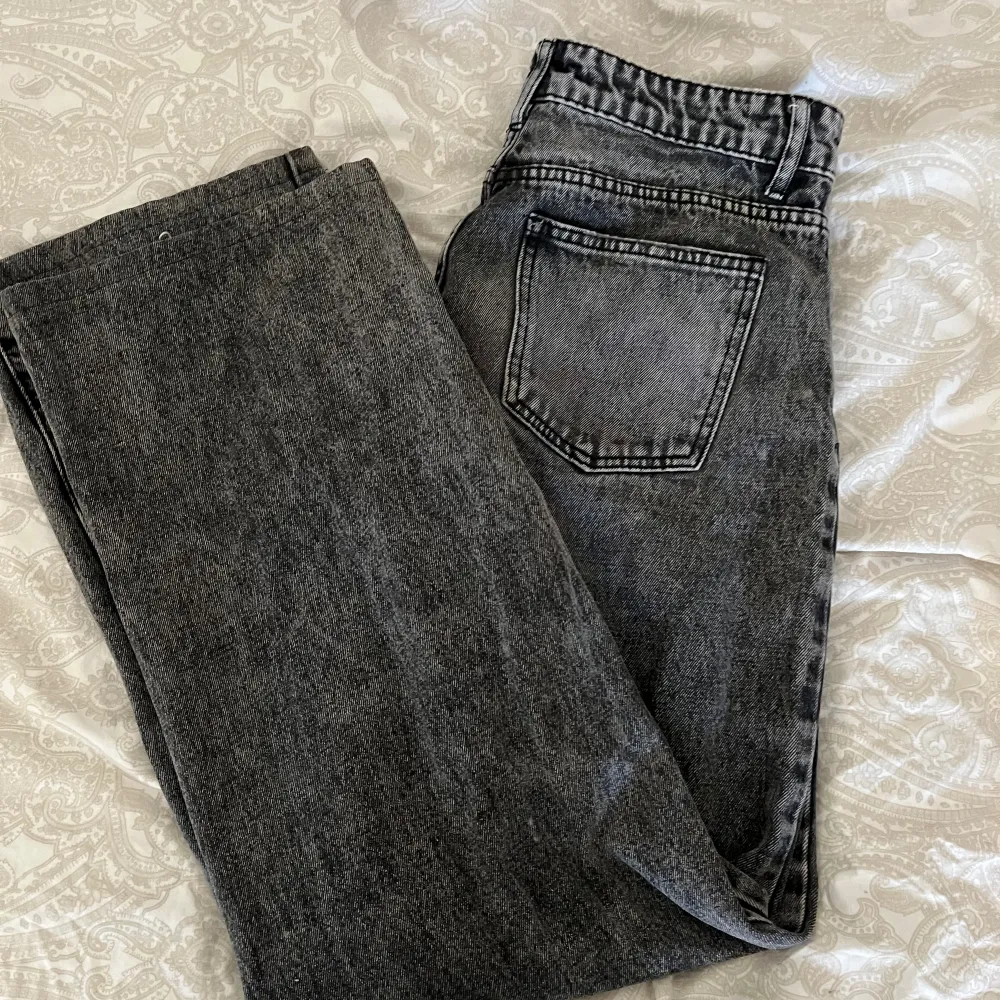 Snygga jeans men hål på ena benet från SHEIN🩷 Storlek 42 men väldigt små i storleken!! Skulle säga att de passar som 38!🌸. Jeans & Byxor.
