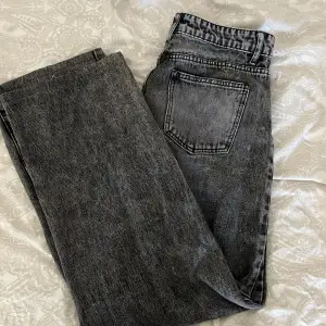 Snygga jeans men hål på ena benet från SHEIN🩷 Storlek 42 men väldigt små i storleken!! Skulle säga att de passar som 38!🌸