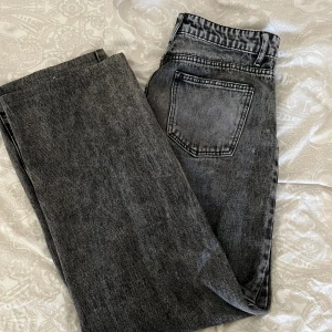 Jeans med hål - Snygga jeans men hål på ena benet från SHEIN🩷 Storlek 42 men väldigt små i storleken!! Skulle säga att de passar som 38!🌸