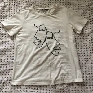 Vit t-shirt från SHEN.  Texten på lappen är nästan helt borta men jag tror att det är XS eller S .Kontakta mig om du är intresserad eller har frågor😁