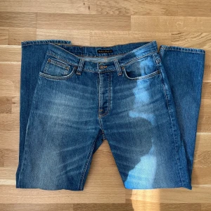 Nudie Jeans Co 31/32 - I mycket fint skick, storlek 31/32. Sitter som en slim. Modell dude dann