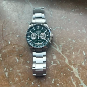 Seiko klocka - Säljer min seiko cronograph klocka, klocka är i 9/10 skick då den bara använts ett fåtal gånger, finns små små mini ”repor” på länken men inget på glaset. Klockan är köpt på ditur och digitalt kvitto finns, box och papper medkommer, nypris 3749.