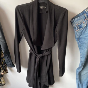 Kappa - Tunn kappa från Only med skärp.  