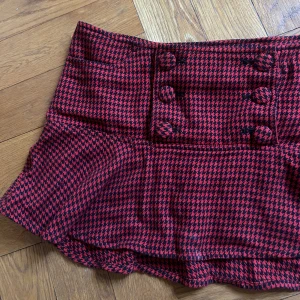 Minikjol - Peeeerfekta minikjolen med ursnygga knappar och rutigt mönster😍😍 Har ingen bild på!! 