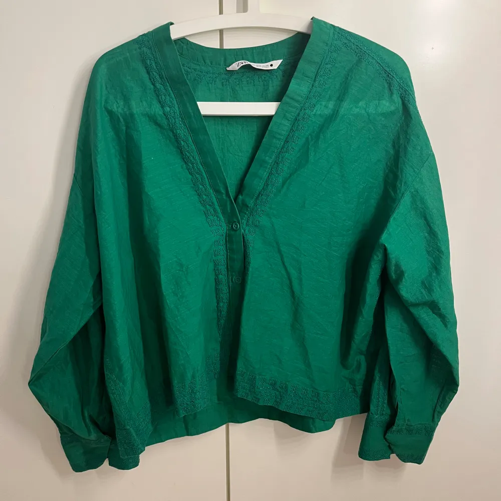 Supersnygg linneskjorta i grön! Från Zara och använd ett fåtal gånger så är i mycket bra skick. Storlek M men passar även en S. Blusar.