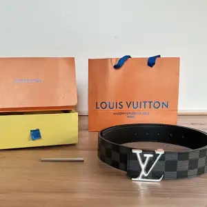 Louis Vuitton bälte 1:1 helt oanvänd Dustbag, lv box, kvitto, lv påse och hålgörare får man med. Mer info i pm