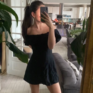  klänning - Jätte fin sommar klänning som kan vara offshoulder och vanlig. Använd ett  par gånger, därför lite skrynklig men ändå 7/10 condition. Dragkedja på sidan, inte synlig.