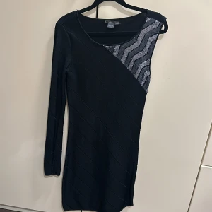 One shoulder bandage klänning från Armani exchange  - Säljer denna jätte fina svarta one shoulder bandage klänning från Armani exchange i storlek M, den hade gått sönder men de är ihop sytt!
