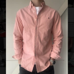Ralph Lauren skjorta! - Rosa Ralph lauren skjorta i storlek M✅ Väldigt bra skick🌟Nypris ligger runt 1200kr💰Modellen är 179cm och väger 74kg👍
