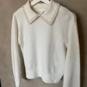 Stickad tröja  - Mjuk fin stickad tröja med fina pärl detaljer. Använd vid ett tillfälle. 