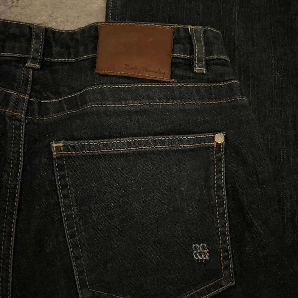 Utsvängda jeans, sällan använda! . Jeans & Byxor.