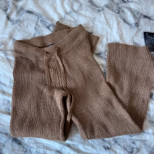 Utsvängda stickade byxor från Madlady - Jättefina och varma byxor från Missguided!