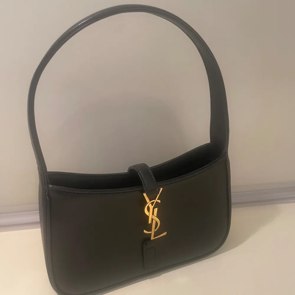 Yves saint Laurent mini Bag black with gold logo. Väskor.