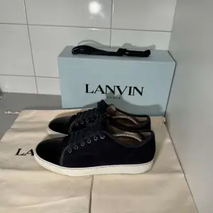 Säljer nu dessa stilrena skor från Lanvin. De är köpta för runt 1 månad sedan. Kvitto och orderbekräftelse finns. De är i 9/10 skick och passar med allt. Det finns inga defekter eller liknande, kan gå ner i pris vid snabb affär.