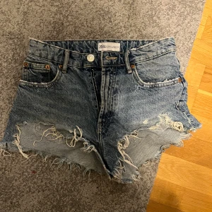 Jeansshorts - Säljer mina snygga jeansshorts ifrån zara då de tyvärr har blivit för små för mig! As bra skick!