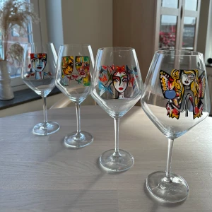 Carolina Gynning - Rödvinsglas - Rödvinsglas 🍷 Butterfly Messenger - Nypris 299kr; Nu 199kr; Orgnialförpackning  Slice of Life - Nypris 299kr; Nu 199kr; Orgnialförpackning Love is Joy - Nypris 299kr; Nu 199kr; Orginalförpackning In Love - Nypris 299kr; Nu 199kr; Orgnialförpackning
