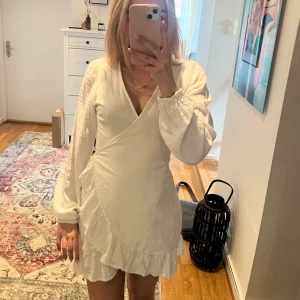 Omlottklänning bikbok - Vit omlottklänningen från bikbok med knyte. Går att knyta både bak och vid sidan. Fin till sommaren. Skriv för fler bilder eller frågor🩷🩷