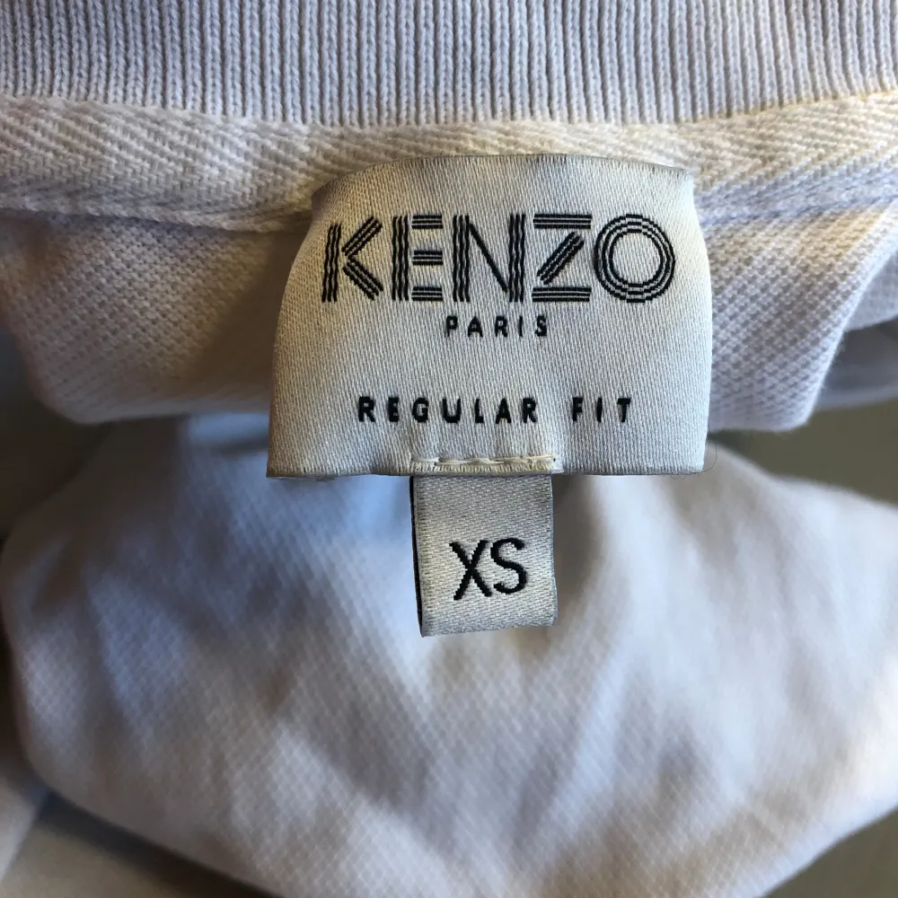 Säljer denna Kenzo Paris Pique, i mycket bra skick inga defekter finns. Storlek: Xs herr (stor i storlek så den passar mig som har M)  Pris: 300. Skjortor.