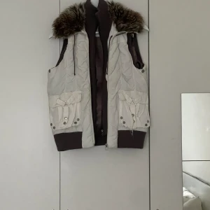 Vit väst med päls - Vit väst med päls i bra skick. Den sälis pga den inte kommer till nän anändning. Skriv för flera bilder eller fragor ! Priset går att diskutera.