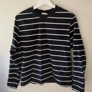 Randig långärmad tröja från Gina Tricot - Nyskick, endast testad💕bekväm, bra stretch.