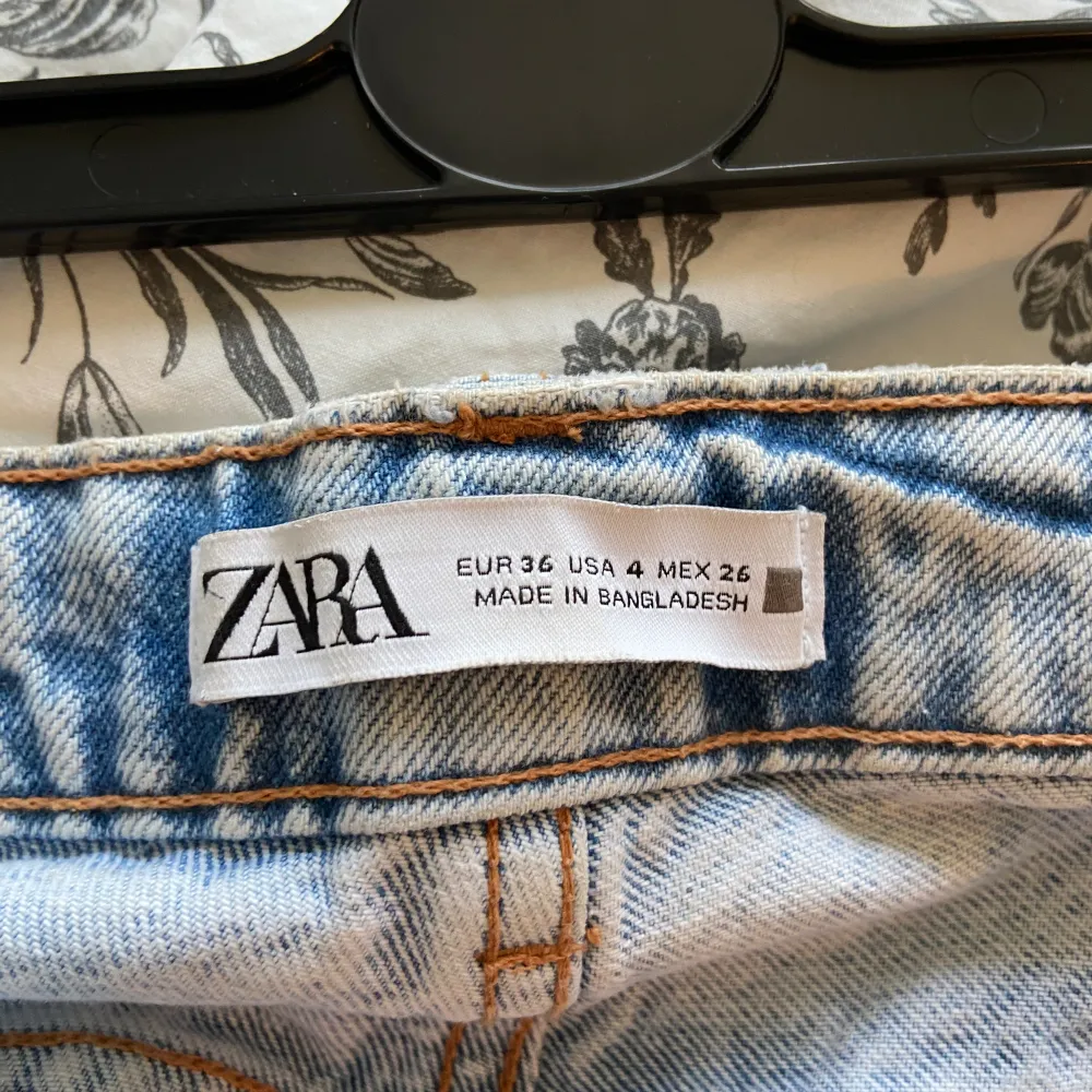 Säljer dessa jeans från Zara. Säljer då de är för små, fint skick 💕 sparsamt använda . Jeans & Byxor.