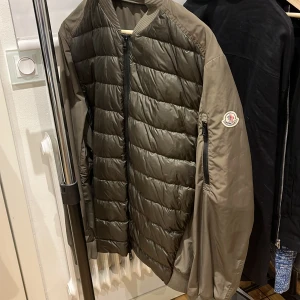 Moncler cardigan/fieldjacket - Grymt snygg Moncler cardigan/fieldjacket Snygg jacka som var för stor för mig Helt ny utan tags