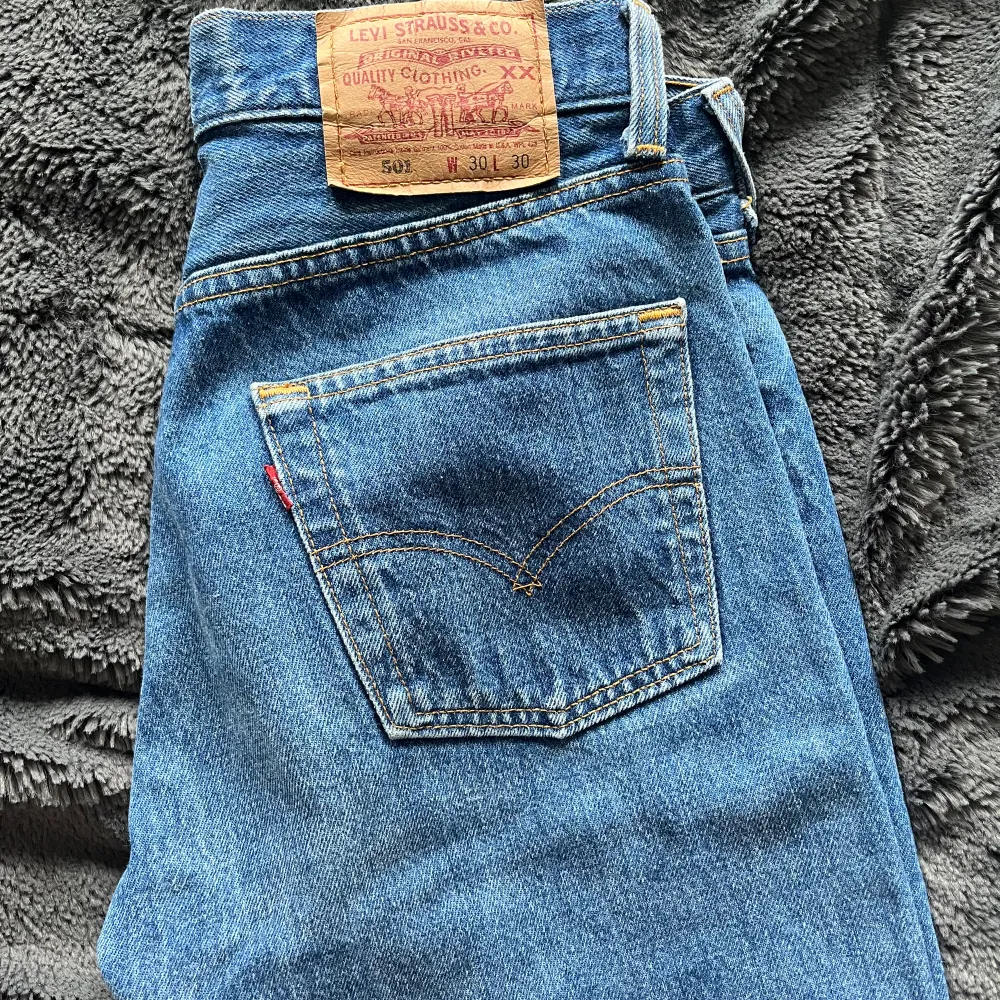 Säljer dessa Levi’s jeans i modellen 501 o storleken W30 och L30 som inte kommer till användning längre💓. Jeans & Byxor.